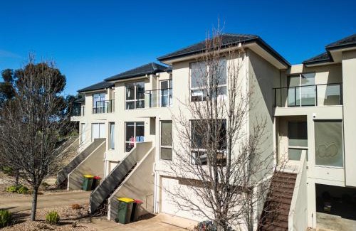 Sanctuary Lakes House | StayAU 3BR Cozy Retreat Point Cook Golf Nearby