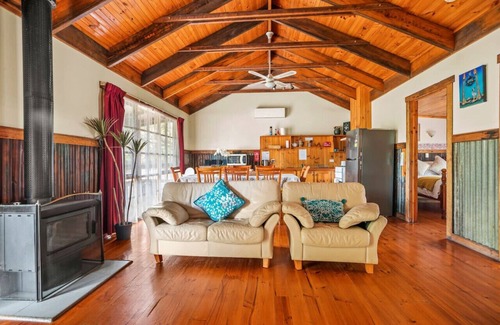 Badger Creek Cabin | StayAU Cedar Lodge 3BR Quaint Countryside Cottage