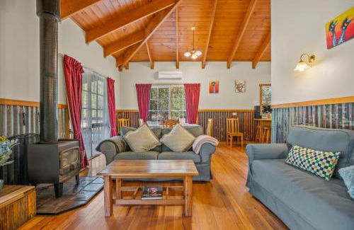 Badger Creek House | StayAU Conifer Cottage 2BR Serene Lakeside Haven