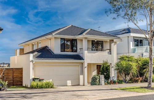 Sanctuary Lakes Apartment | StayAU Magnificent Lakefront Villa Stunning Views