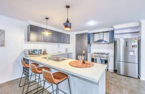 Derrimut Apartment | StayAU Newly 8 Beds Spacious Home in Derrimut