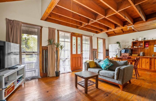 Badger Creek Cabin | StayAU The Loft 1BR Rustic Picturesque Cottage