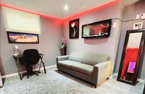 London Apartment | Staycation Studio Apartment, Private kitchen , Washroom, Micro Gym & Free Onsite Parking