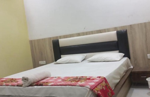 Robertsganj Hotel | STAYMAKER Hotel Raj Banquet