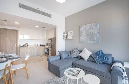 Dubai Apartment | StayShort - Stylish 1BR Near Town Square - Sleeps 4 Guests!