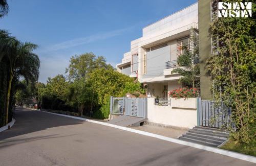 Udaipur District Villa | StayVista at Arka Crest with Jacuzzi, Bonfire, Wi-Fi