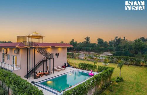 Bissar Akbarpur Villa | StayVista at Avanya Retreat with Bonfire, BBQ