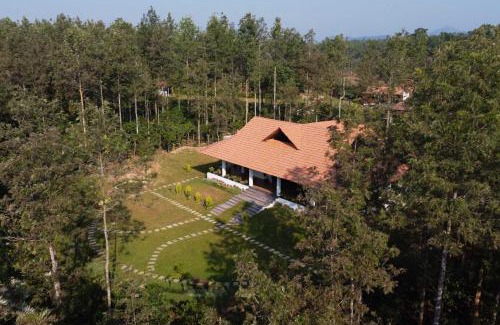 Vastare Villa | StayVista at Cedar - Strelitzia 2BHK with Breakfast and Jacuzzi