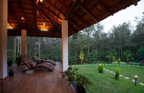 Vastare Villa | StayVista at Cedar - Strelitzia 2BHK with Breakfast and Jacuzzi