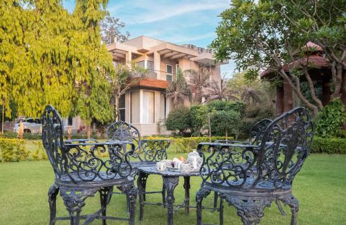 New Delhi Villa | StayVista at Estate 10 by Tarika - Luxury 4BR with Outdoor Pool and Lawn, ideal of events in Delhi