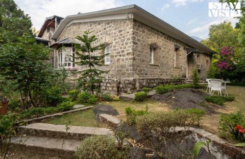 Nainital Villa | StayVista at House of Hive - Garden, BBQ and Heater