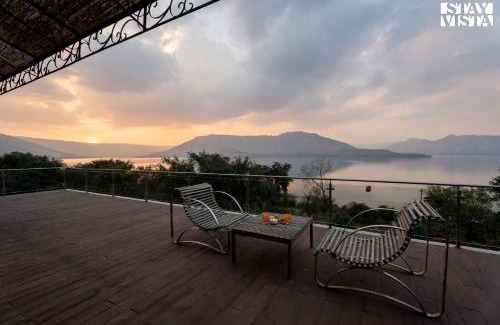 Wai Villa | StayVista at Laguna Escape with Deck, Pool, Bathtub