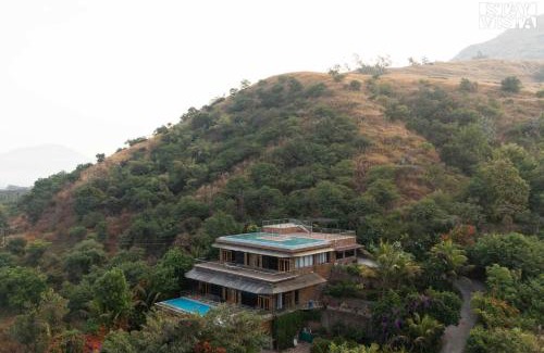 Wai Villa | StayVista at Laguna Escape with Deck, Pool, Bathtub