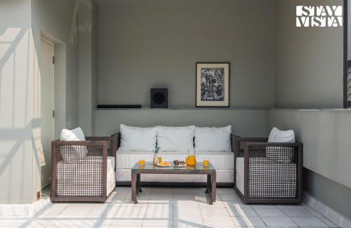 Ballygunge Apartment | StayVista at Nayak House with Terrace, Wi-Fi