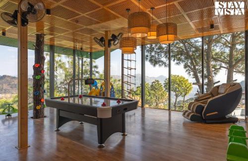 Barog Apartment | StayVista at Serene with Outdoor Bonfire