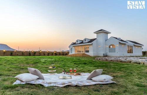 Dudu Villa | StayVista at The Leo's Manor with Bonfire, Pool