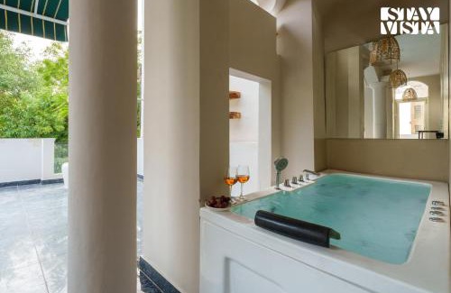 DLF City Villa | StayVista at The Sweet Sunsation with Jacuzzi, BBQ