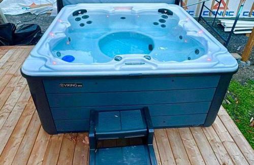 Cite-Universitaire Apartment | Ste-Foy Urban - 4 Bedrooms - Hot Tub Patio & Air Conditioning