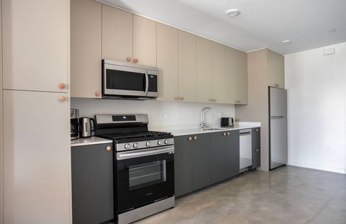 Palms Apartment | Stellar Culver City Studio w/Gym, Lounge & Grill, nr 405, by Blueground