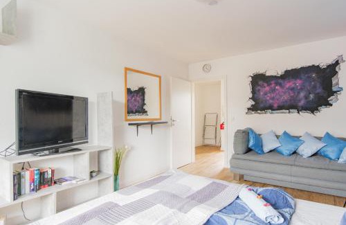 Neudorf-Nord Apartment | - Stellar Haven Deluxe with Cosmic Design - 3-Room Space-Themed Apartment 75 qm - Central Location - Balcony - Renovated 2024 with TV & Netflix - Full Kitchen - Free Parking - Near Metro & Airport - Galaxy-Inspired Interior -