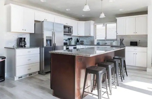 Sandy House | Stellar Sandy Getaway - New Remodel - Big Groups!