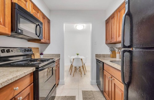 Bayshore Gardens Apartment | Steps from Bayshore! Cozy King suite w pool/Gym