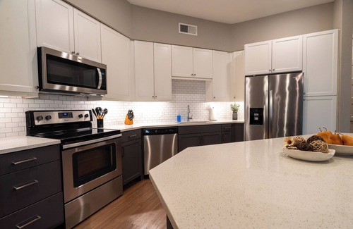 Tobin Hill Apartment | Steps from Pearl District, Riverwalk access, Gym, Pool, Free Parking, King Bed