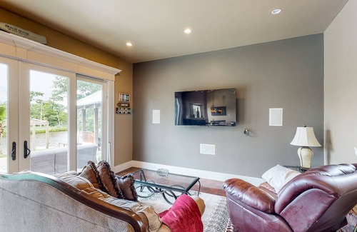 Lakeview Jefferson County House | Stillwaters Paradise Resort-Style Pool & Jacuzzi