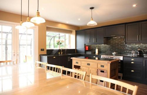 Bailliesmill Villa | Stone Gate lodge with Private Hot Tub