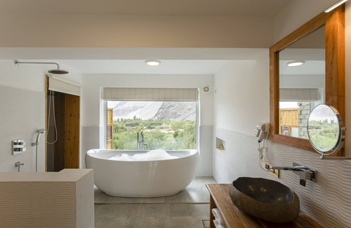 Hunder Hotel | Stone Hedge Hotel - Hunder