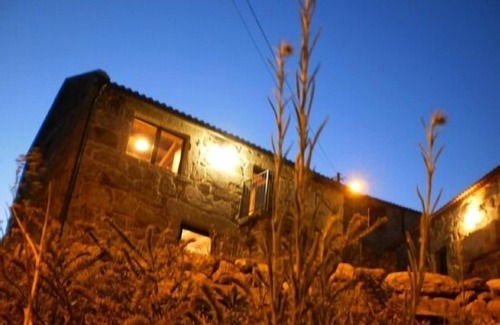 A Caniza Cottage | Stone house next to a vineyard for 2 people. Pets welcome.