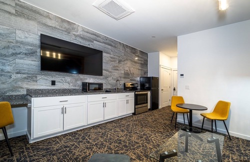 Ellsworth Apartment | Stone Park