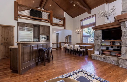 Stonegate House | Stonegate #8 - Ultimate Luxury. Walk to The Village