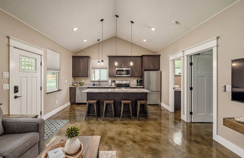 Wasilla Cottage | Stoneridge Place Cottage #1 - Vacation or Executive Retreat 1Br 1Ba Garage!