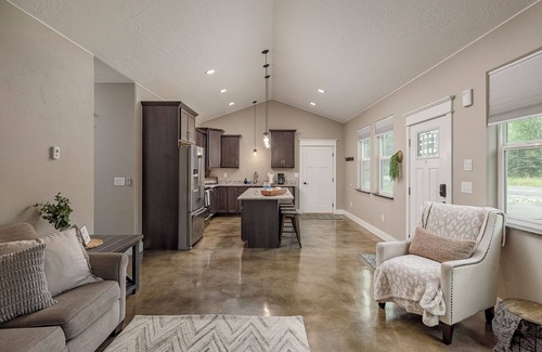 Wasilla Cottage | Stoneridge Place Cottage #2 - Vacation or Executive Retreat 2BR 2BA Garage!