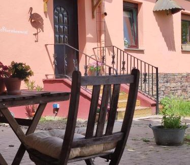 Wachow Apartment | Storchennest mit eigenem Hof, Spielwiese und Terrasse