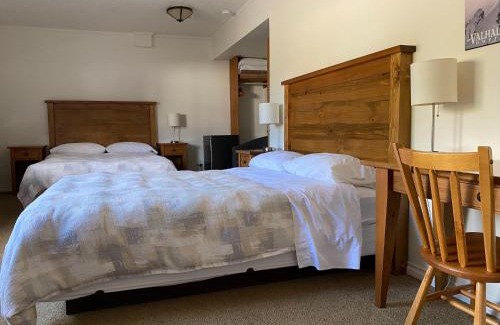 Smithers Hotel | Stork Nest Inn