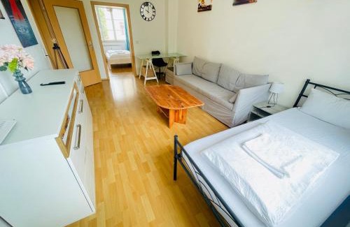 Stotteritz Apartment | Stötteritz Holiday Apartment - 3 Rooms - 6 People - 5 beds - Balcony - Great public transport 11 minutes to the city