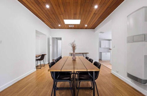 Strathdale House | Strathdale Stay - Cozy & Pet Friendly