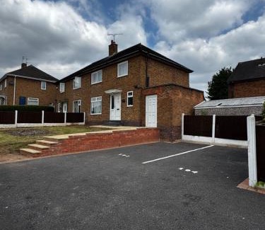 Bramcote House | Strelley house 2 , Perfect for business trip & Families holiday or working proffesionals-5 min from M1 J25 , 500MB Wi-Fi , Netflix , Fully equiped kitchen , Asda supermarket 5 min walk , Free Secure parking with CCTV ,available monthly deals