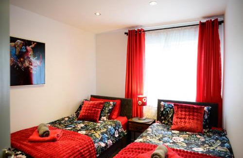 Bramcote House | Strelley house 2 , Perfect for business trip & Families holiday or working proffesionals-5 min from M1 J25 , 500MB Wi-Fi , Netflix , Fully equiped kitchen , Asda supermarket 5 min walk , Free Secure parking with CCTV ,available monthly deals