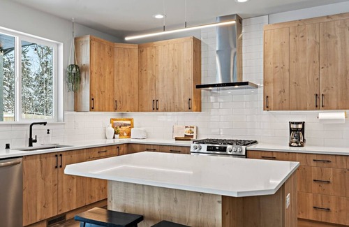 Mid-Hillside House | Strutz · Luxury Home minutes from Skiing with HOT TUB!