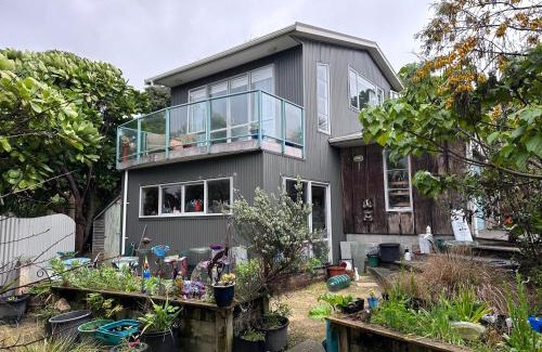 Waikanae Apartment | Studio 51 - just 30 seconds to the beach