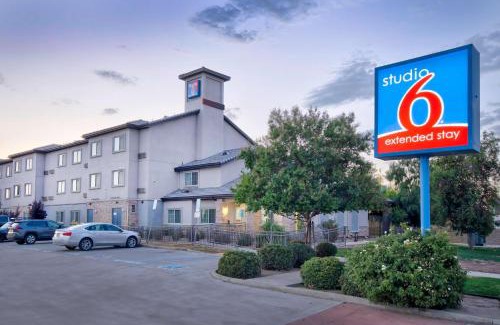 Oildale Hotel | Studio 6-Bakersfield, CA