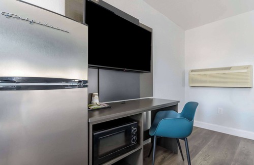 Madera Hotel | Studio 6 Suites Madera, California - Yosemite