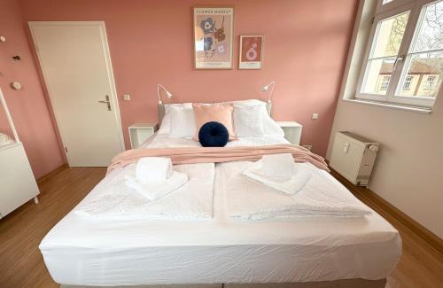 Kleinwelka Apartment | Studio Alte Mädchenschule, Sauna, 6 Personen, Hund, am Saurierpark, Boxsprinbetten, gratis Kaffee und Tee, Minibar