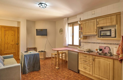Zuheros Apartment | Studio Apartment 'Estudio El Castillo' with Mountain View and Air Conditioning