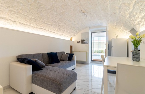 Mola di Bari House | Studio Apartment 'La Porta Sul Mare' with Private Terrace, Wi-Fi and Air Conditioning