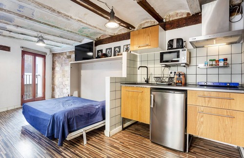 Barrio del Carmen Apartment | Studio Apartment 'Loft 1º with Roof Terrace' with Balcony, Wi-Fi and Air Conditioning