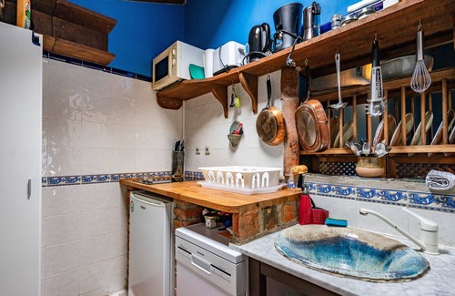 Villaviciosa Apartment | Studio Apartment 'Suite Galería' with Private Terrace, Private Garden and Wi-Fi